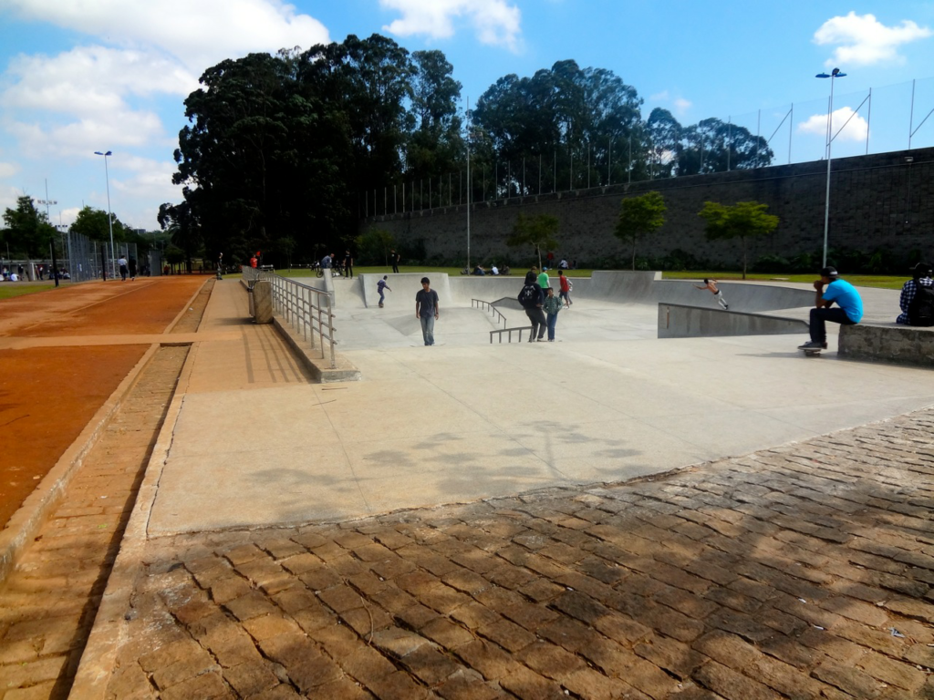 Uma imagem vale mais que mil palavras? Não sei...mas ainda que valha ou que fale, vou contar histórias de homens que foram trancados atrás dessas portas de ferro.